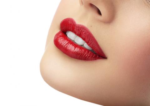 שפתיים אדומות של אישה